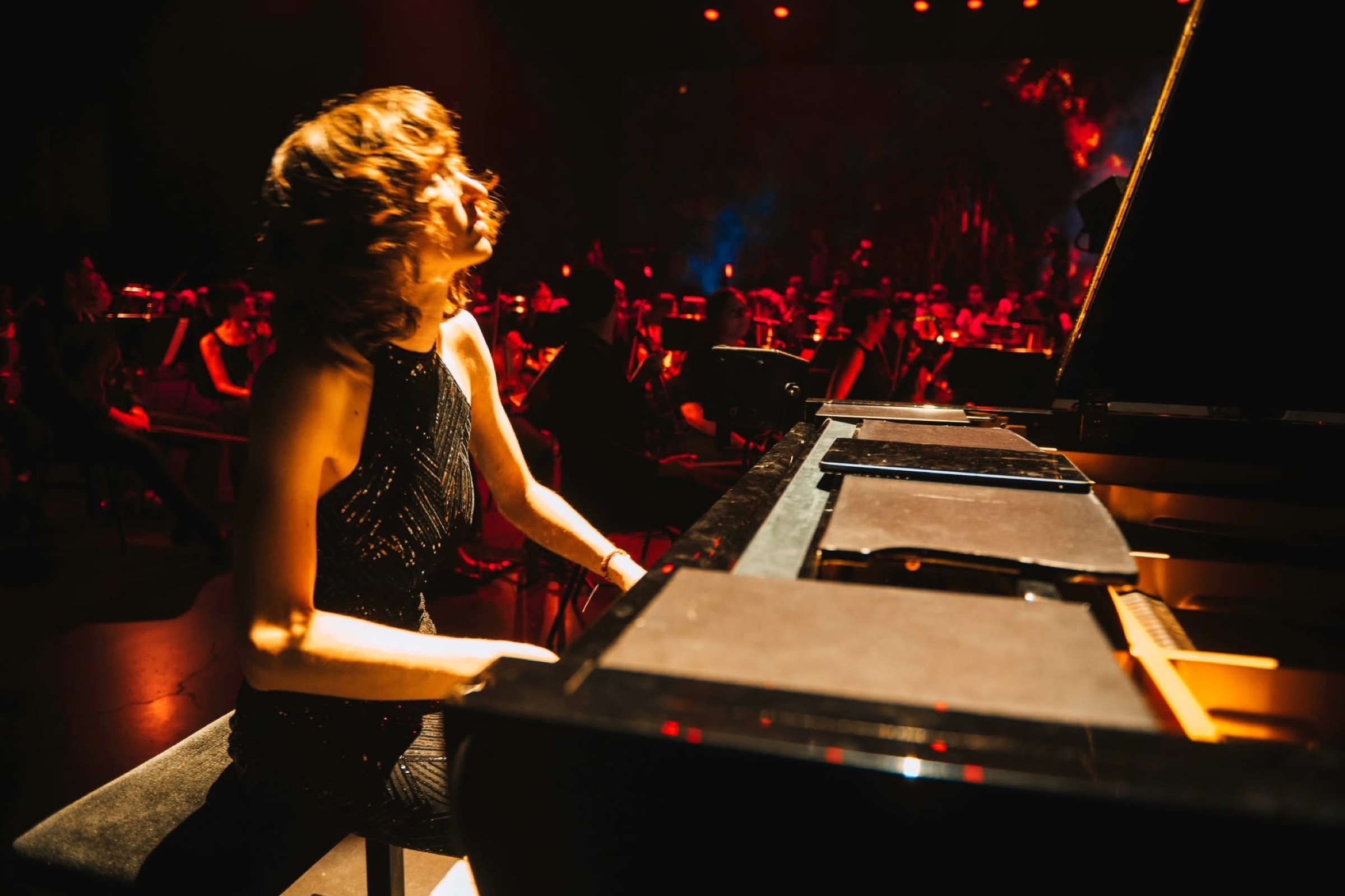 Sarah Zajtmann au piano sur scène avec un orchestre
